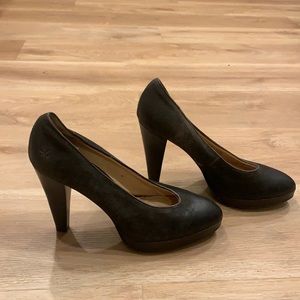 Frye black pumps